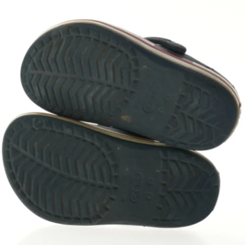 Brugte mørkeblå sadaler fra Crocs (str. J1 / 32)