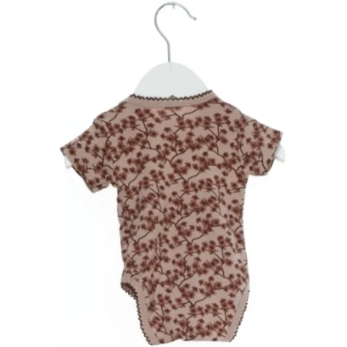 Kortærmet bodystocking med blomsterprint fra Sofie Schnoor (str. 56)