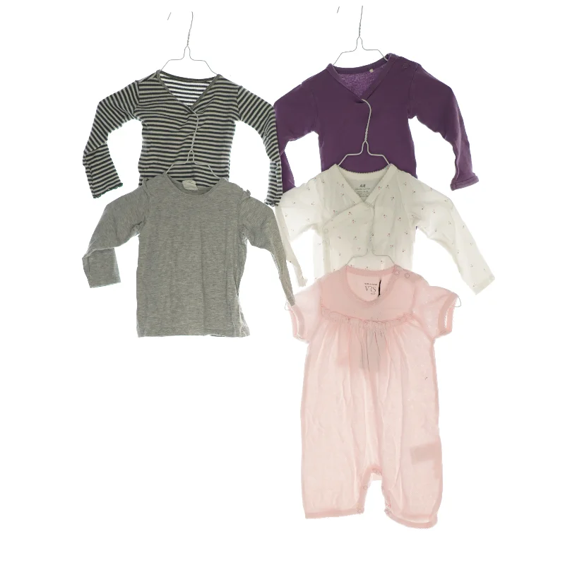 2 bluser, 2 bodystockings og 1 bodydragt (str. 74)