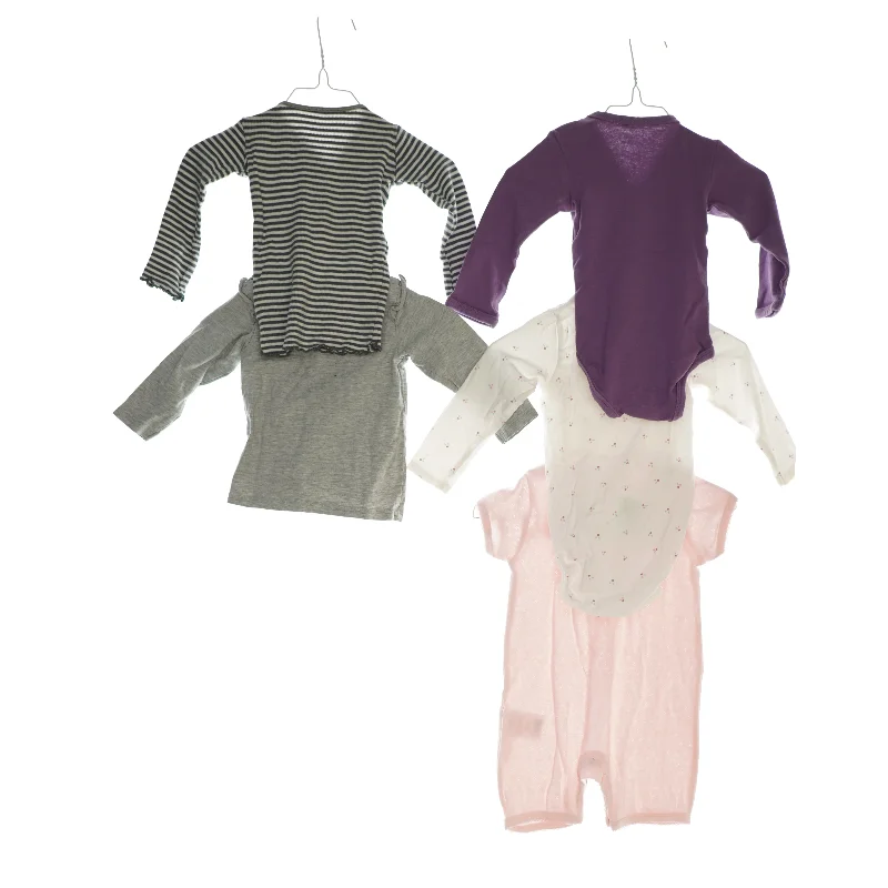 2 bluser, 2 bodystockings og 1 bodydragt (str. 74)