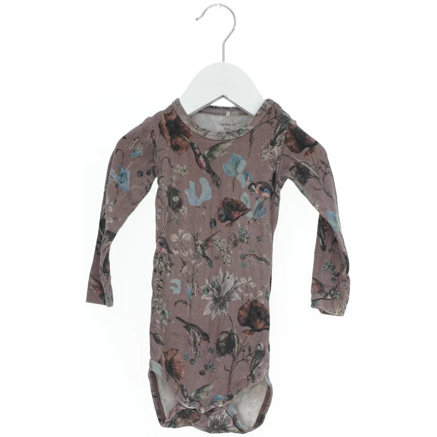 Langærmet bodystocking med blomstermotiv fra Name It (str. 74)