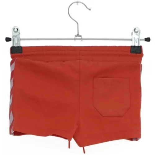 Røde shorts med hvide detaljer fra Hummel fra Hummel (str. 92)