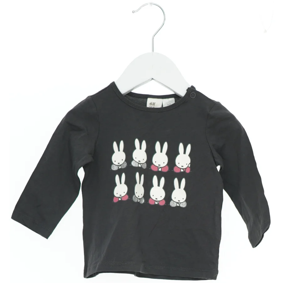 Sort bluse med kaninprint fra H&M (str. 68)
