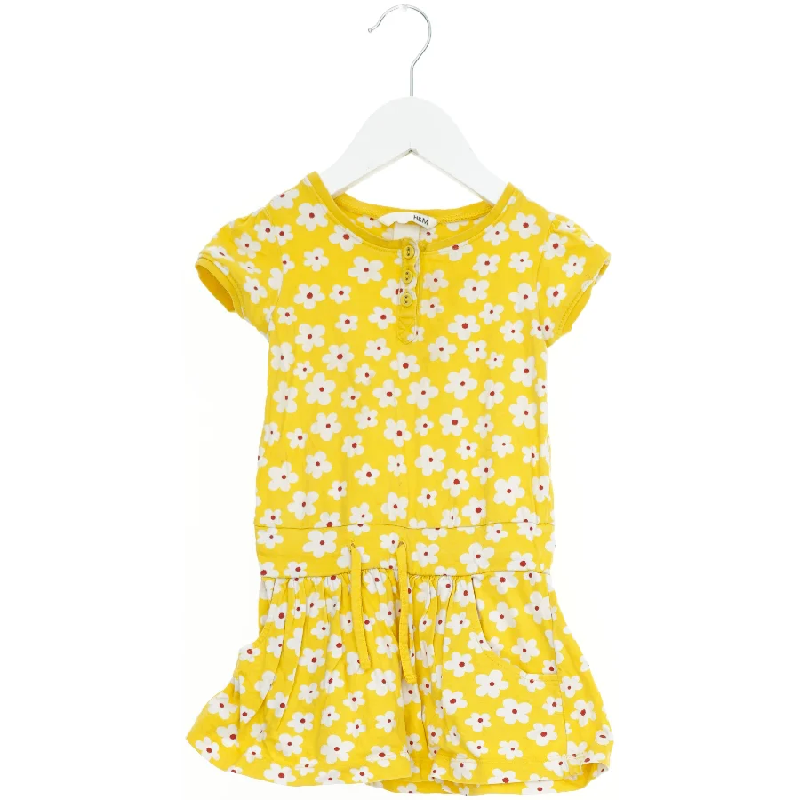 Sommerkjole med blomsterprint fra H&M (str. 92)