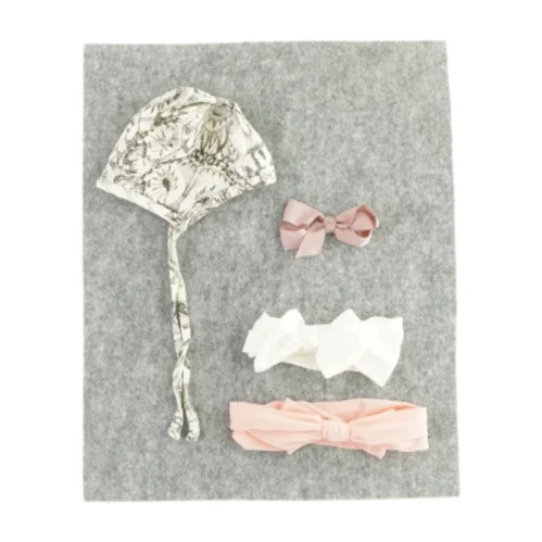 Hue og 2 hårbånd og et spænde 