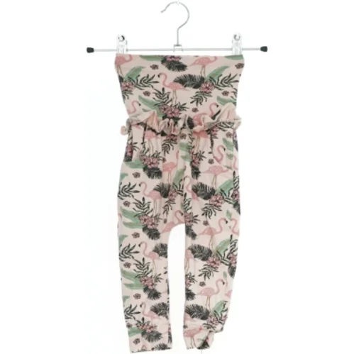 Buksedragt med flamingo-print fra Bruuns Bazaar (str. 74)