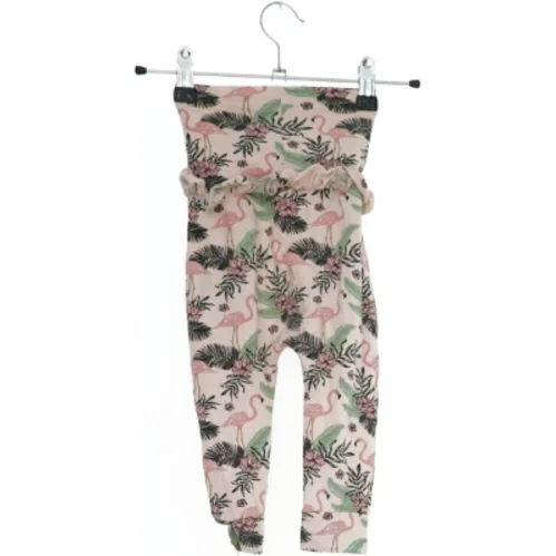 Buksedragt med flamingo-print fra Bruuns Bazaar (str. 74)