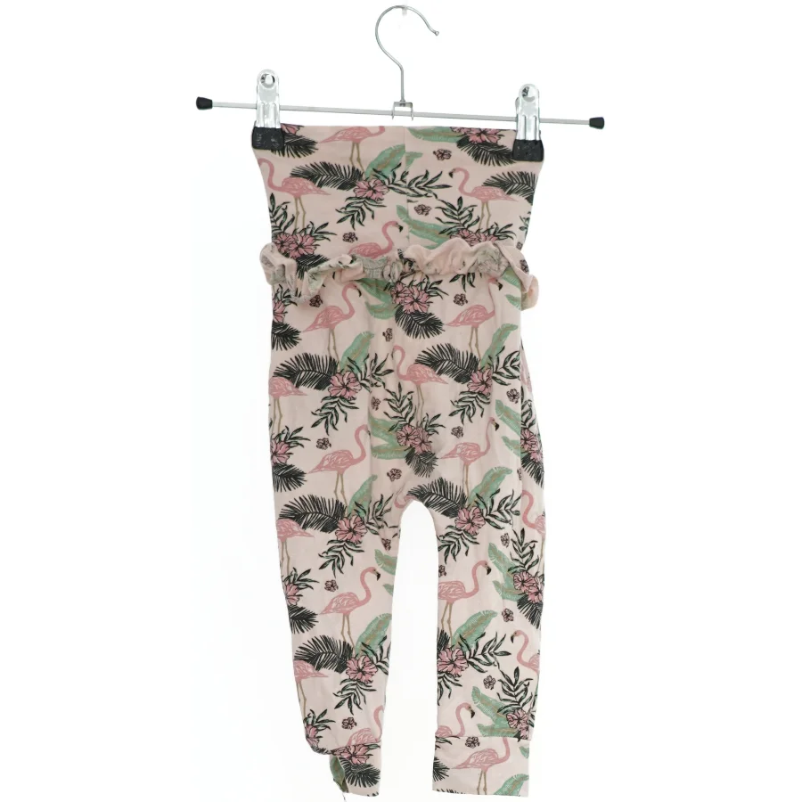 Buksedragt med flamingo-print fra Bruuns Bazaar (str. 74)
