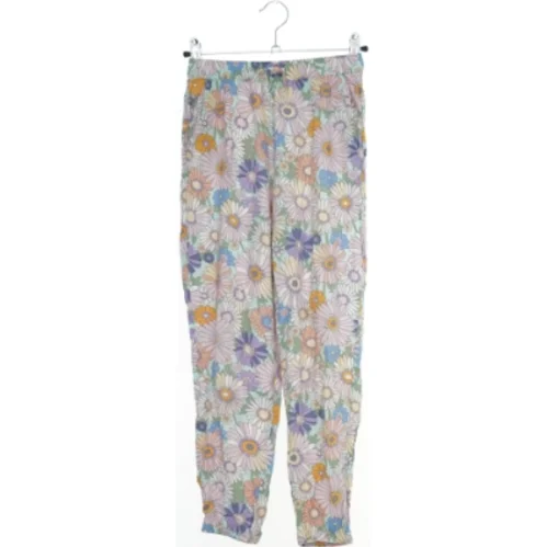 Bukser med blomsterprint fra H&M (str. 140)