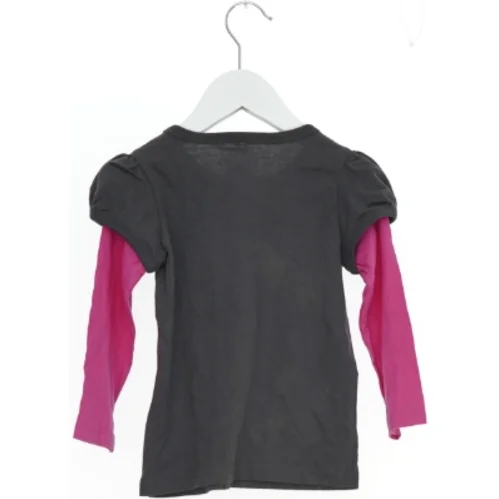 Langærmet bluse med grafisk print fra H+t (str. 98)
