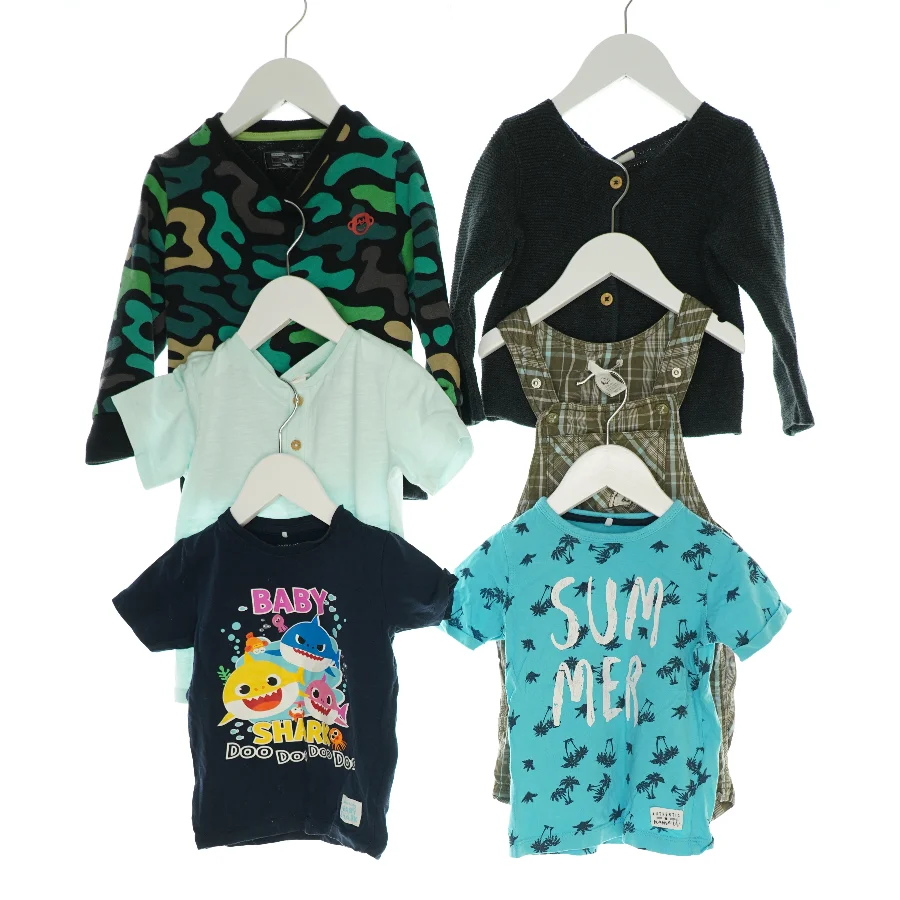 2 sweatshirt, 3 t-shirts og en buksedragt (Str. 82/86)