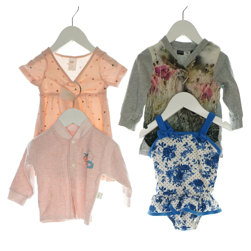 2 bluser, en kjole og en badedragt (Str. 74)