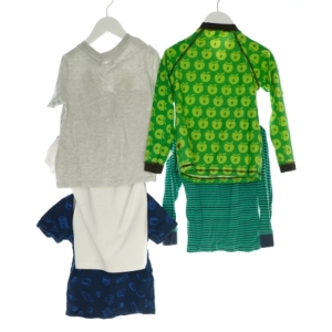 3 t-shirts og 2 bluser (Str. 98/104)