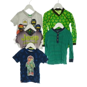 3 t-shirts og 2 bluser (Str. 98/104)