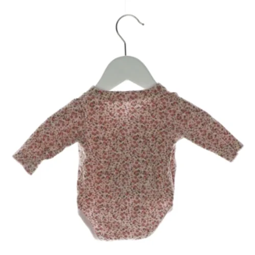 Bodystocking med mønster (str. 0-1 mdr.)