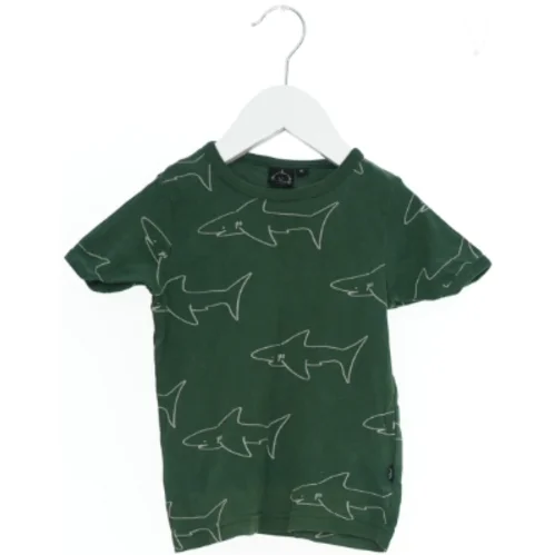 Grøn T-Shirt med Hajmotiv fra Ida T (str. 92)