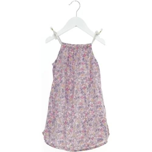 Sommerkjole med blomsterprint fra H&M (str. 98)