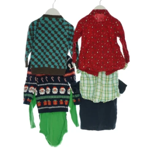 2 sweatre, 2 skjorter, en bodystocking og en t-shirt (Str. 86/92)