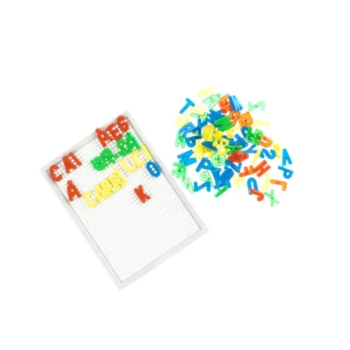 Plade med aftagelige bogstaver