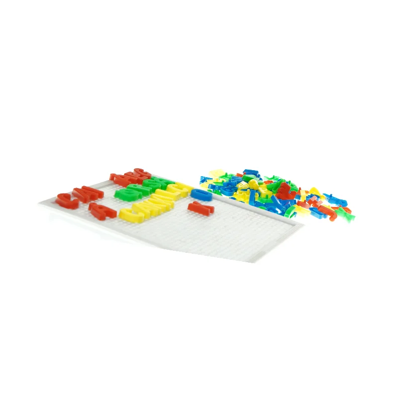 Plade med aftagelige bogstaver