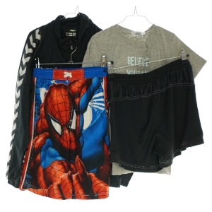 Jakke, T shirt og 2 par shorts (str. 140)