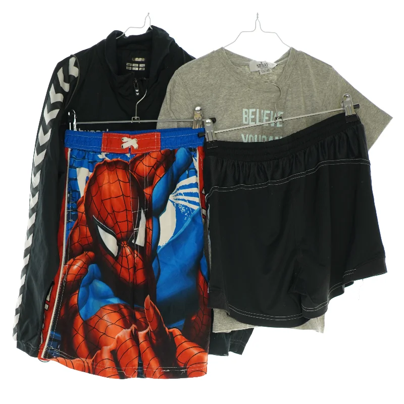 Jakke, T shirt og 2 par shorts (str. 140)