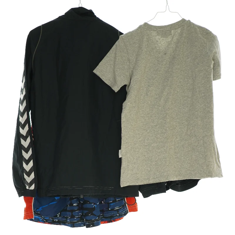 Jakke, T shirt og 2 par shorts (str. 140)