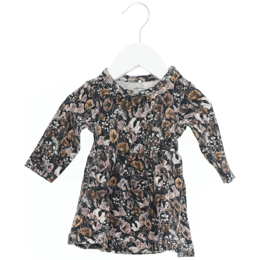 Blomstret kjole til børn fra Name It (str. 62)