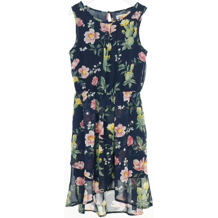 Blomstret sommerkjole fra H&M (str. 140)