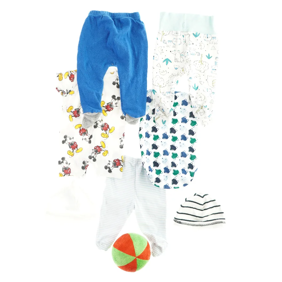 Babytøj, 3 bukser, 2 bodystockings, 2 huer og en bold