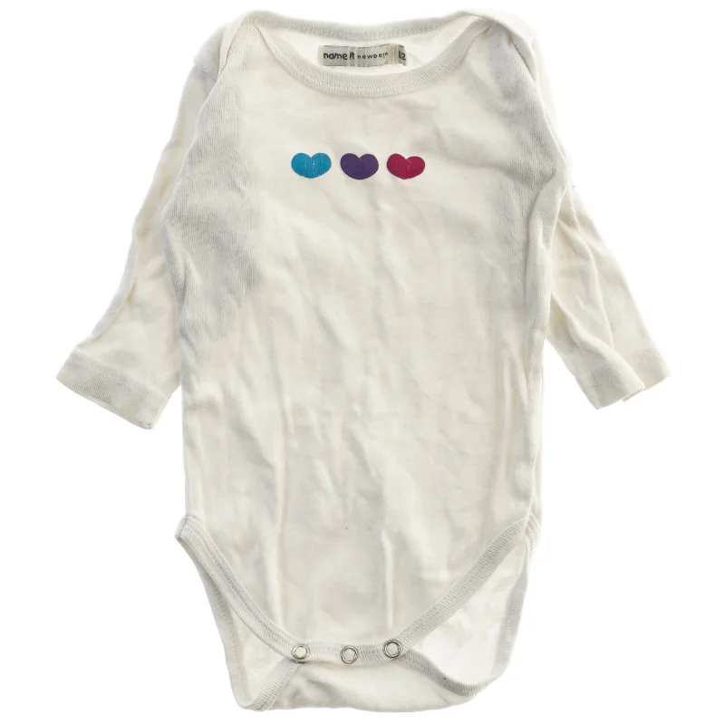 Hvid langærmet bodystocking med farvede hjerter fra Name It (str. 62)