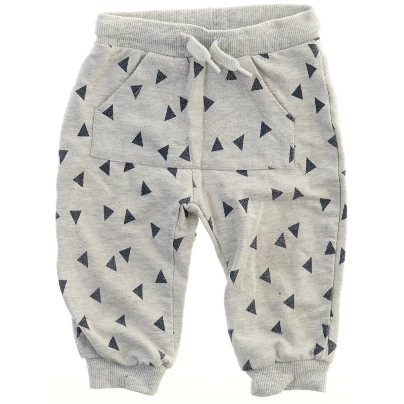 Grå bukser med trekantmønster fra VRS (str. 68)