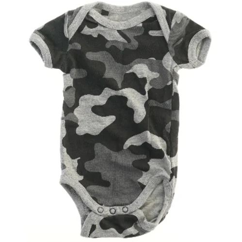 Baby bodystocking med camouflage mønster fra Mads & Mette (str. 68)