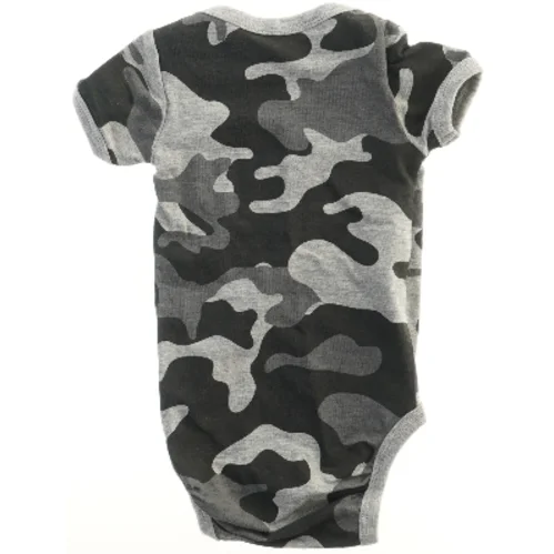 Baby bodystocking med camouflage mønster fra Mads & Mette (str. 68)