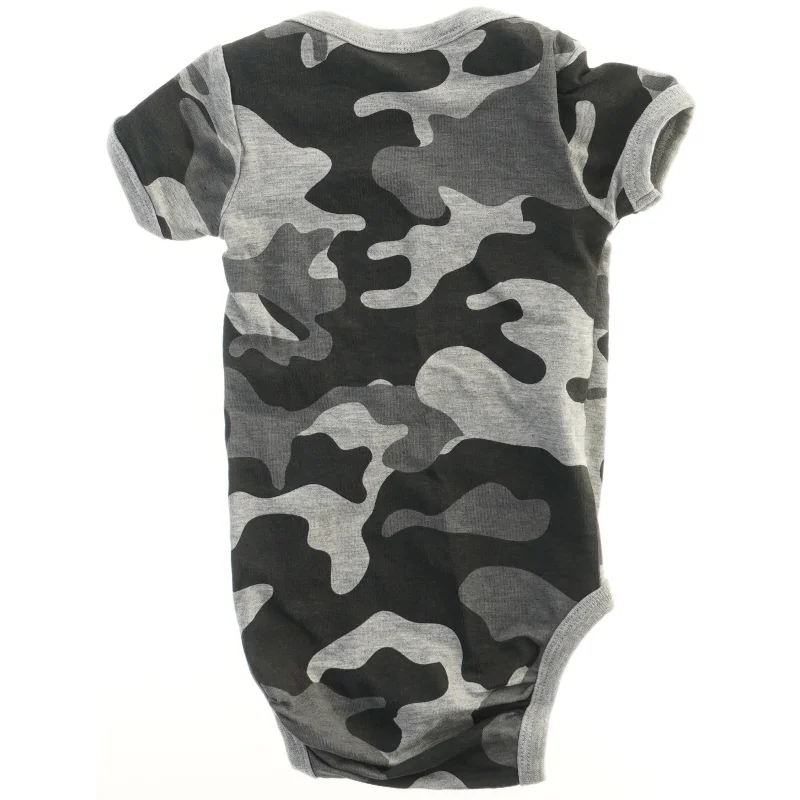Baby bodystocking med camouflage mønster fra Mads & Mette (str. 68)