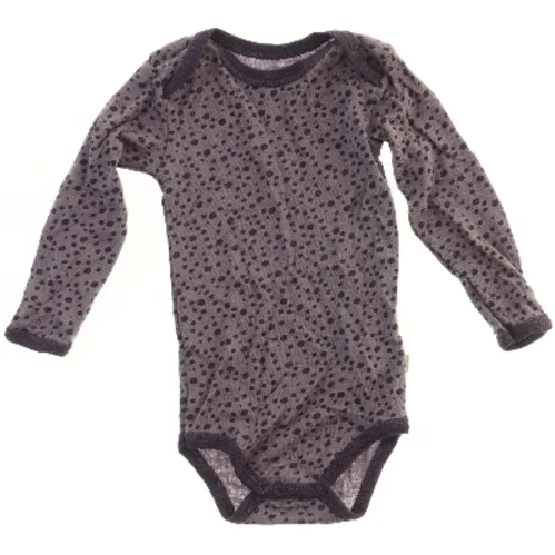 Langærmet bodystocking med prikker fra Eight O Eight  (str. 86)