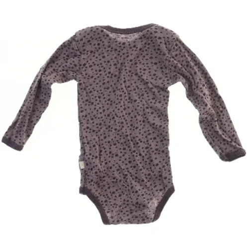 Langærmet bodystocking med prikker fra Eight O Eight  (str. 86)