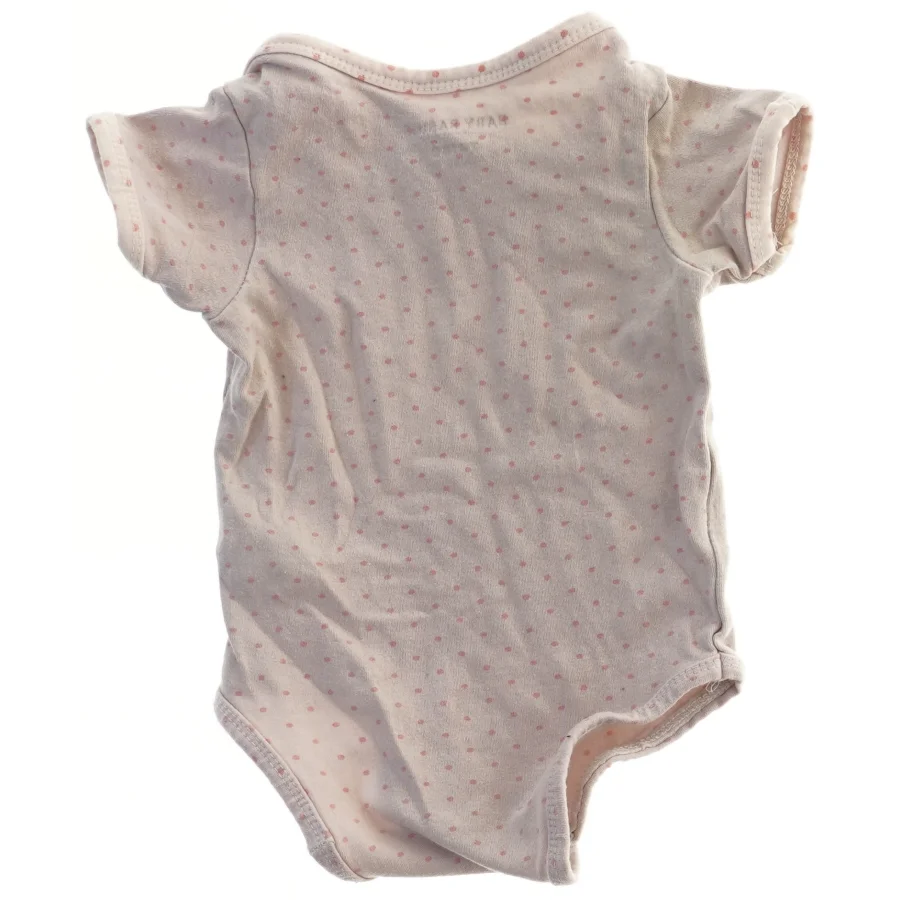 Lyserød bodystocking med prikker fra Baby Basics (str. 74)