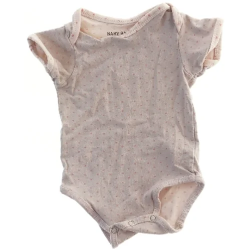 Lyserød bodystocking med prikker fra Baby Basics (str. 74)