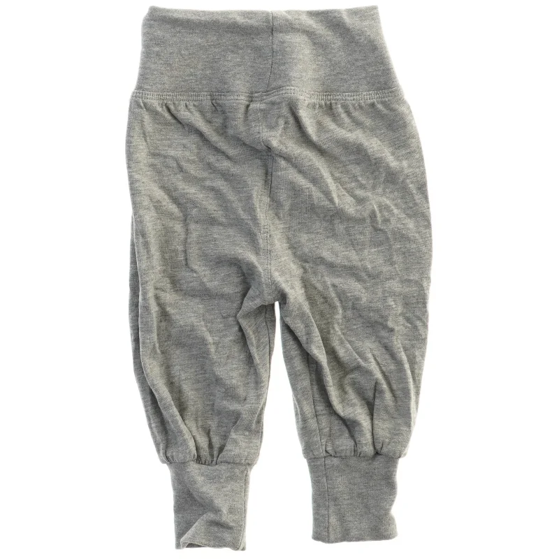 Grå bukser til baby fra Name It (str. 56)