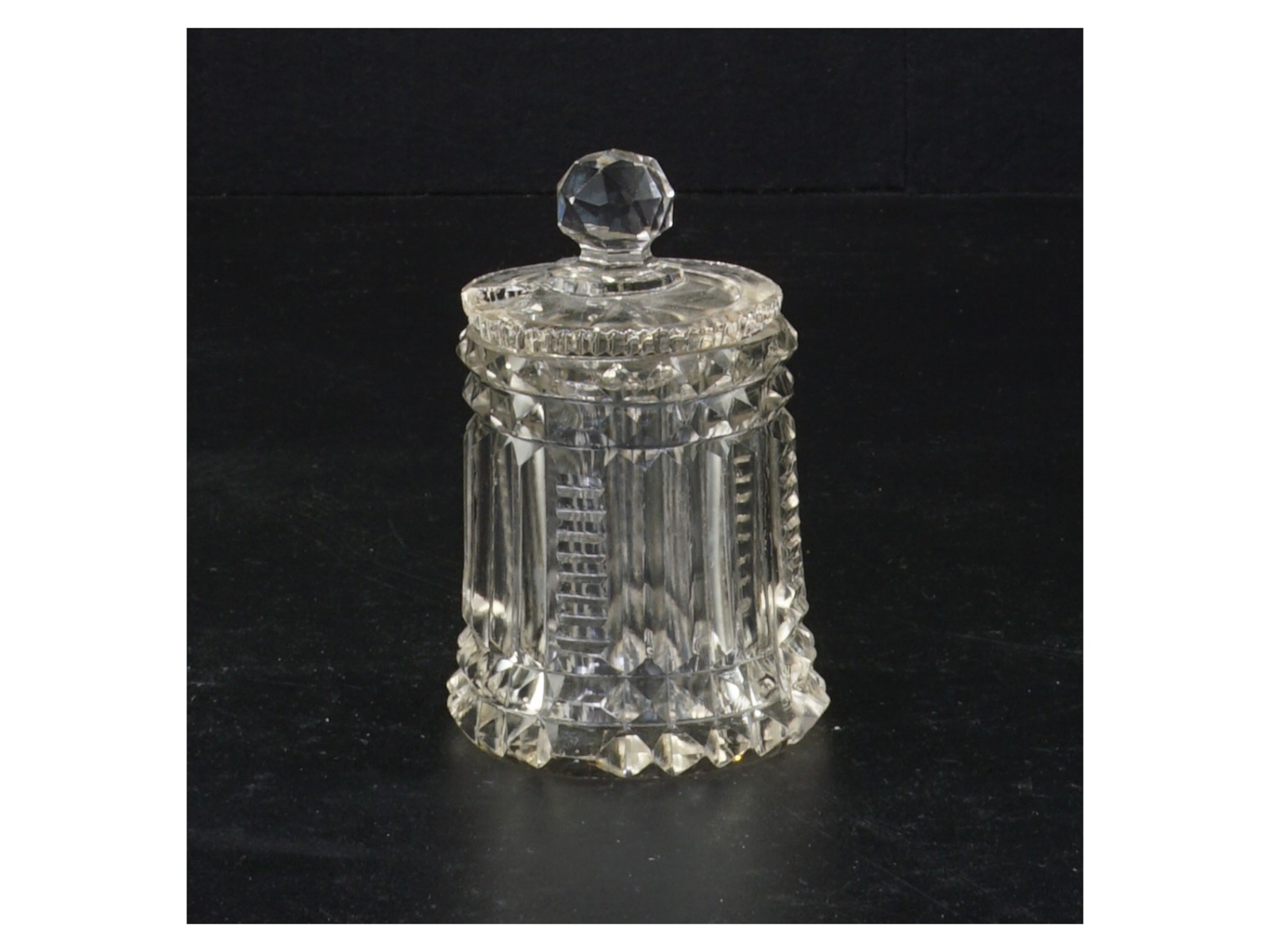 Krystalglas med låg evt til sennep chilliesovs eller endet (str. 8 x 5 cm)