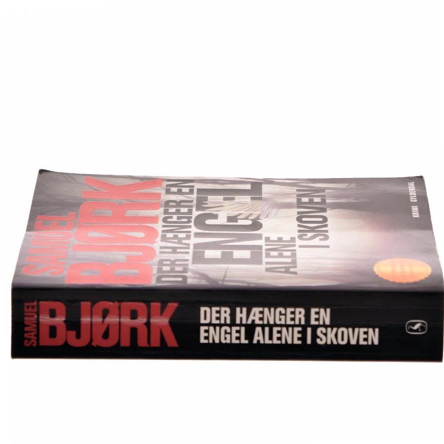 Der hænger en engel alene i skoven : krimi af Samuel Bjørk (Bog)
