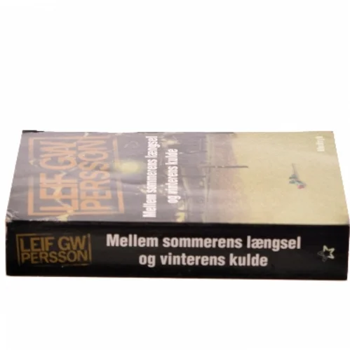Mellem sommerens længsel og vinterens kulde : en roman om en forbrydelse af Leif G. W. Persson (Bog)
