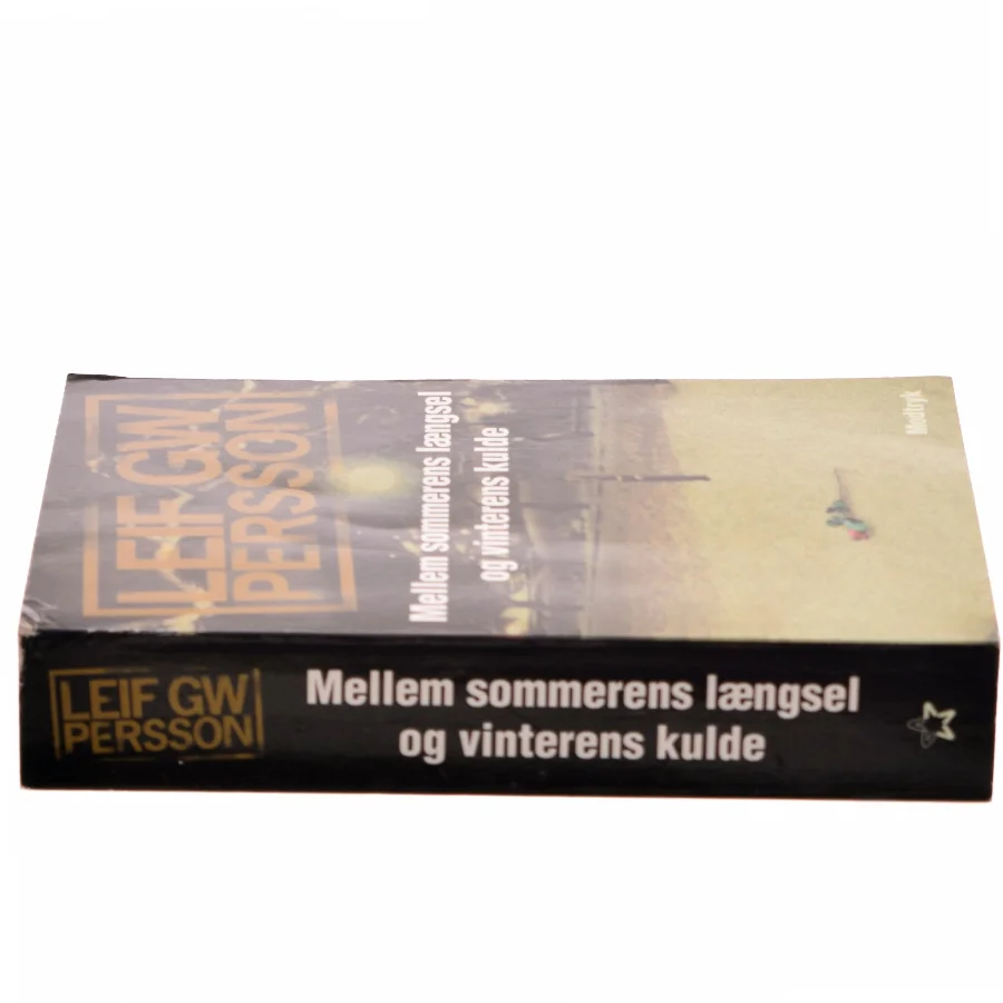 Mellem sommerens længsel og vinterens kulde : en roman om en forbrydelse af Leif G. W. Persson (Bog)