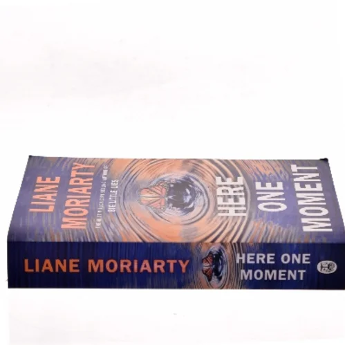 Here One Moment af Liane Moriarty (Bog)