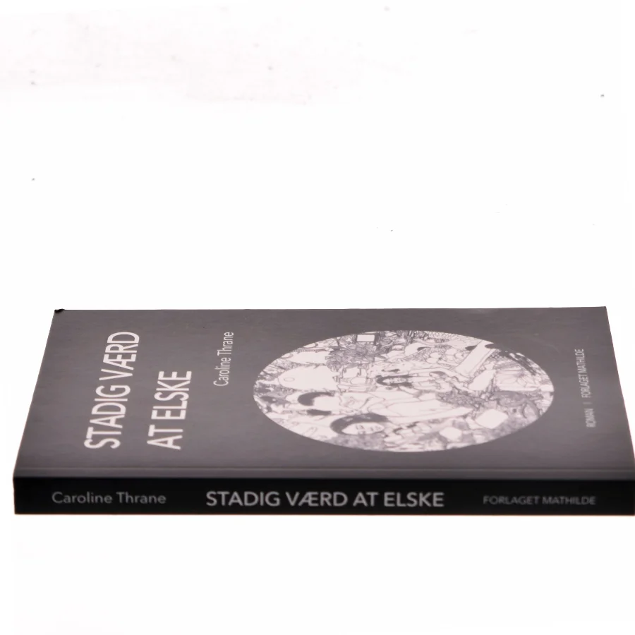 Stadig værd at elske : roman af Caroline Thrane (f. 1996) (Bog)