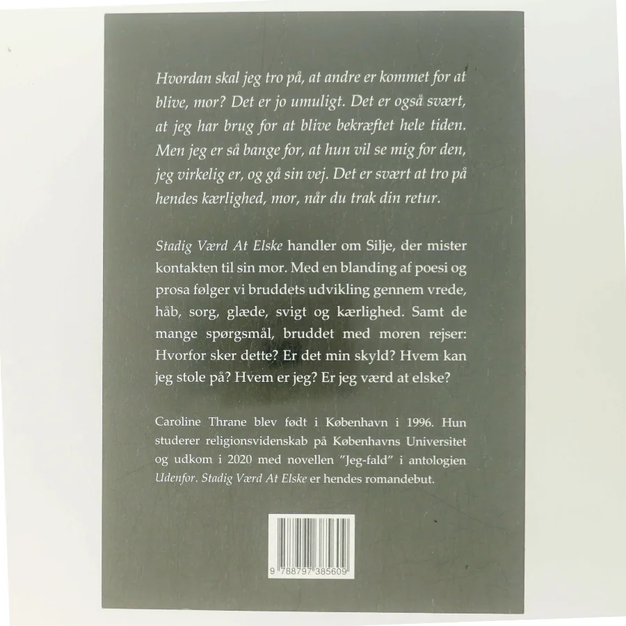 Stadig værd at elske : roman af Caroline Thrane (f. 1996) (Bog)