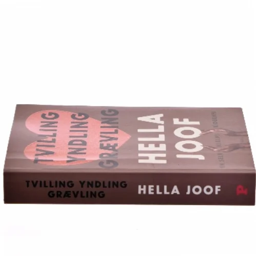Tvilling, yndling, grævling : en selv(hjælps)biografi af Hella Joof (Bog)