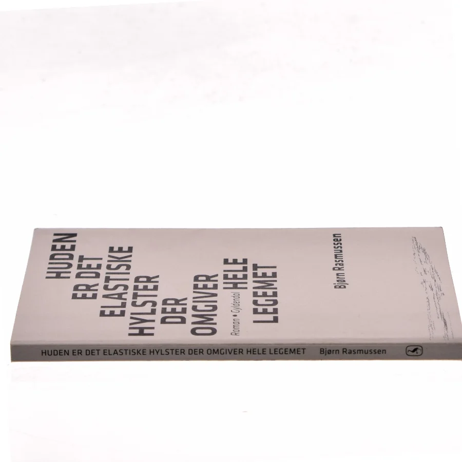 Huden er det elastiske hylster der omgiver hele legemet : roman af Bjørn Rasmussen (f. 1983) (Bog)