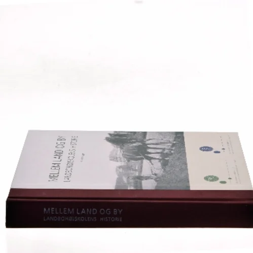 Mellem land og by – Landbohøjskolens historie af Bo Fritzbøger (Bog)